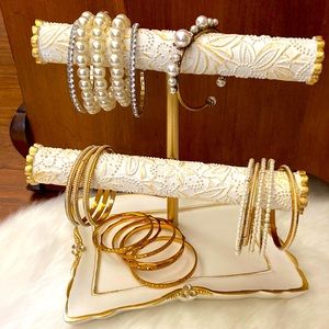Beautiful vintage style bracelet holder with trinket tray on the bottom.